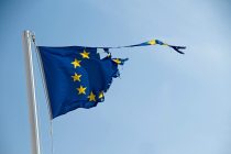 zerissene EU-Flagge am Stock